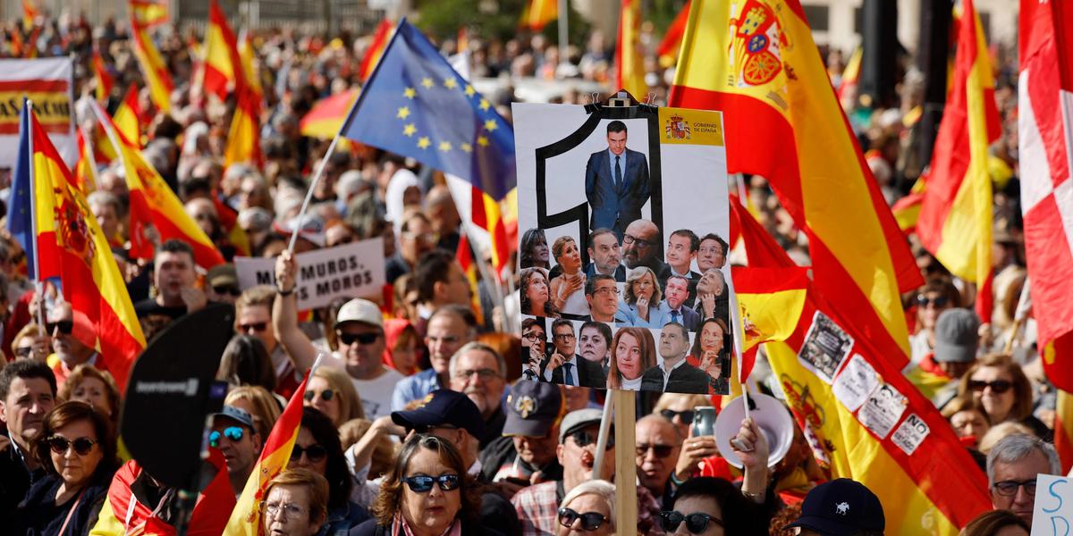 In Spain, the right wing speaks of a « mafia-like drift » and demands the resignation of Pedro Sanchez !